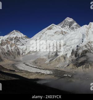 Mount Everest Nuptse und Khumbu-Gletscher von Kala Patthar, Nepal aus gesehen. Stockfoto