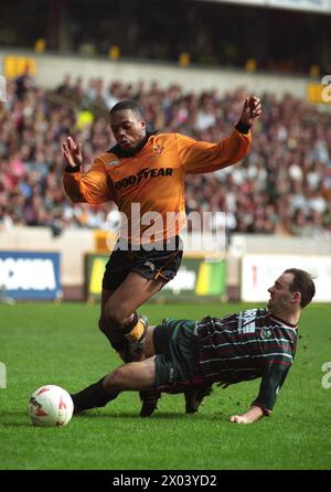 Wolverhampton Wanderers gegen Barnsley bei Molineux 4/95 0-0 Wölfe-Fußballspieler Mark Rankine und Darren Sheridan aus Barnsley Stockfoto