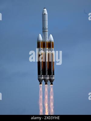 Am Dienstag, den 9. April 2024, steigert die United Launch Alliance Delta IV Heavy die geheime Nutzlast NROL-70 für das National Reconnaissance Office vom Komplex 37 auf der Cape Canaveral Space Force Station Florida. Foto: Joe Marino/UPI Credit: UPI/Alamy Live News Stockfoto