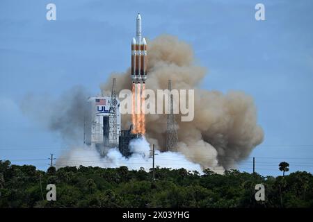 Am Dienstag, den 9. April 2024, steigert die United Launch Alliance Delta IV Heavy die geheime Nutzlast NROL-70 für das National Reconnaissance Office vom Komplex 37 auf der Cape Canaveral Space Force Station Florida. Foto: Joe Marino/UPI Credit: UPI/Alamy Live News Stockfoto