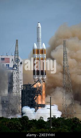 Am Dienstag, den 9. April 2024, steigert die United Launch Alliance Delta IV Heavy die geheime Nutzlast NROL-70 für das National Reconnaissance Office vom Komplex 37 auf der Cape Canaveral Space Force Station Florida. Foto: Joe Marino/UPI Credit: UPI/Alamy Live News Stockfoto