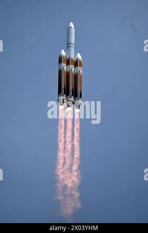 Am Dienstag, den 9. April 2024, steigert die United Launch Alliance Delta IV Heavy die geheime Nutzlast NROL-70 für das National Reconnaissance Office vom Komplex 37 auf der Cape Canaveral Space Force Station Florida. Foto: Joe Marino/UPI Credit: UPI/Alamy Live News Stockfoto