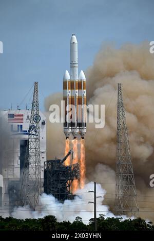 Am Dienstag, den 9. April 2024, steigert die United Launch Alliance Delta IV Heavy die geheime Nutzlast NROL-70 für das National Reconnaissance Office vom Komplex 37 auf der Cape Canaveral Space Force Station Florida. Foto: Joe Marino/UPI Credit: UPI/Alamy Live News Stockfoto