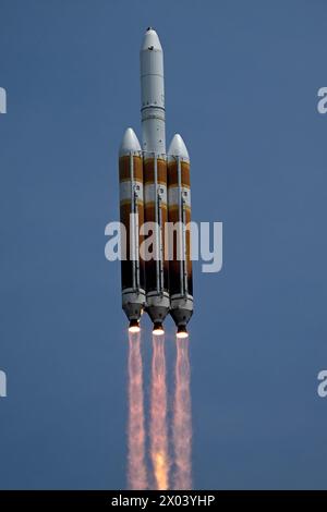 Am Dienstag, den 9. April 2024, steigert die United Launch Alliance Delta IV Heavy die geheime Nutzlast NROL-70 für das National Reconnaissance Office vom Komplex 37 auf der Cape Canaveral Space Force Station Florida. Foto: Joe Marino/UPI Credit: UPI/Alamy Live News Stockfoto