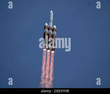 Am Dienstag, den 9. April 2024, steigert die United Launch Alliance Delta IV Heavy die geheime Nutzlast NROL-70 für das National Reconnaissance Office vom Komplex 37 auf der Cape Canaveral Space Force Station Florida. Foto: Joe Marino/UPI Credit: UPI/Alamy Live News Stockfoto