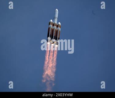 Am Dienstag, den 9. April 2024, steigert die United Launch Alliance Delta IV Heavy die geheime Nutzlast NROL-70 für das National Reconnaissance Office vom Komplex 37 auf der Cape Canaveral Space Force Station Florida. Foto: Joe Marino/UPI Credit: UPI/Alamy Live News Stockfoto