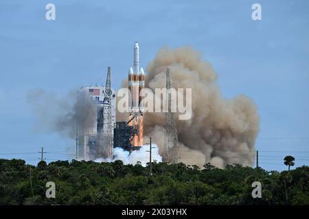 Am Dienstag, den 9. April 2024, steigert die United Launch Alliance Delta IV Heavy die geheime Nutzlast NROL-70 für das National Reconnaissance Office vom Komplex 37 auf der Cape Canaveral Space Force Station Florida. Foto: Joe Marino/UPI Credit: UPI/Alamy Live News Stockfoto