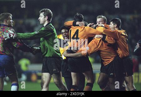 Wolverhampton Wanderers gegen Sheffield Wednesday im Molineux FA Cup Replay 2/95 1-1 Wölfe gewannen Elfmeterschießen 4-3 Kevin Pressman und Paul Jones schütteln Hand. Mark Rankine guckt aus den Feierlichkeiten. Mit Neil Emblen und Tom Bennett. Stockfoto