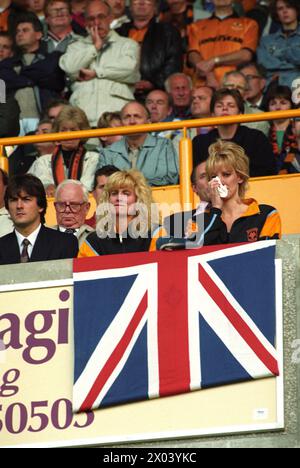 Wolverhampton Wanderers gegen Tranmere Rovers bei Molineux 10/9/94 Billy Wrights Tochter vergoss eine Träne während der Tribut an Billy Wright vor dem Spiel. Stockfoto