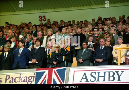 Wolverhampton Wanderers gegen Tranmere Rovers bei Molineux 10/9/94 Billy Wrights Töchter Vicky und Babette verteilten eine Träne während der Tribut an Billy Wright vor dem Spiel. Stockfoto