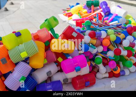 Verkauf vieler lustiger bunter Plastikhämmer in Porto Portugal beim sao joao Festival st. john's Day Stockfoto