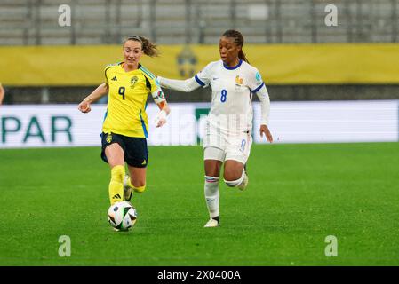 Göteborg, Schweden. April 2024. GÖTEBORG, SCHWEDEN 20240409Schwedens #9 Kosovare Asllani und Frankreichs #8 Grace Geyoro während des UEFA Women's European Qualifier Match League A Gruppe A3 zwischen Schweden und Frankreich bei Gamla Ullevi in Göteborg, Schweden am 9. April 2024. Foto: Adam Ihse/TT/Kod 9200 Credit: TT News Agency/Alamy Live News Stockfoto