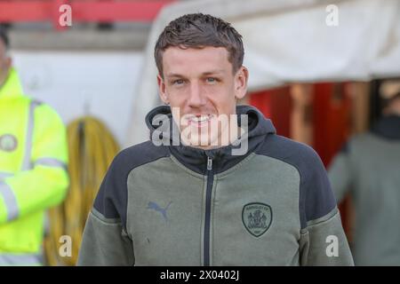 Stevenage, Großbritannien. April 2024. Maël de Gevigney aus Barnsley kommt während des Spiels Stevenage gegen Barnsley in der Sky Bet League 1 am 9. April 2024 im Lamex Stadium, Stevenage, Vereinigtes Königreich (Foto: Alfie Cosgrove/News Images) in Stevenage, Vereinigtes Königreich am 9. April 2024. (Foto: Alfie Cosgrove/News Images/SIPA USA) Credit: SIPA USA/Alamy Live News Stockfoto