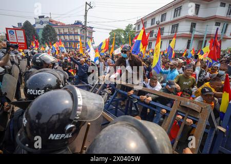 Monarchisten stoßen mit Polizei in Nepal auf nepalesische pro-Monarchie Demonstranten brechen eine Sicherheitsbarriere der Polizei auf und laufen während eines protestmarsches in der Hauptstadt am 9. April 2024 in das Sperrgebiet in Kathmandu. Tausende pro-monarchistische Kader und Kader der RPP der Rastriya Prajatantra-Partei schlugen die Straße von Kathmandu ein und stießen mit Sicherheitspersonal zusammen, während sie versuchten, in das Sperrgebiet einzubrechen. Die RPP, eine rechte Pro-Monarchen-Partei, hat zu Protest aufgerufen und fordert die Wiederherstellung der Monarchie und des Hindu-Königreichs. Copyright: XSubashxShresthax Stockfoto