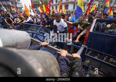 Monarchisten stoßen mit Polizei in Nepal auf nepalesische pro-Monarchie Demonstranten brechen eine Sicherheitsbarriere der Polizei auf und laufen während eines protestmarsches in der Hauptstadt am 9. April 2024 in das Sperrgebiet in Kathmandu. Tausende pro-monarchistische Kader und Kader der RPP der Rastriya Prajatantra-Partei schlugen die Straße von Kathmandu ein und stießen mit Sicherheitspersonal zusammen, während sie versuchten, in das Sperrgebiet einzubrechen. Die RPP, eine rechte Pro-Monarchen-Partei, hat zu Protest aufgerufen und fordert die Wiederherstellung der Monarchie und des Hindu-Königreichs. Copyright: XSubashxShresthax Stockfoto