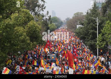 Monarchisten stoßen auf Polizei in Nepal Tausende pro-Monarchisten unter der Führung der Rastriya Prajatantra Party RPP, einer rechten pro-Monarchen Partei Nepals, marschieren am 9. April 2024 in Kathmandu über einen großen Straßenabschnitt. Unter der Leitung von Rajendra Lingden, dem Vorsitzenden der RPP, stießen Tausende von Kadern und Pro-Monarchisten mit Sicherheitspersonal in Kathmandu zusammen, als der marsch gewalttätig wurde, nachdem er versucht hatte, die Sperrzone in der Nähe von Singha Durbar, der Verwaltungshauptstadt der Himalaya-Nation, zu betreten. Die RPP hatte am 9. April die Straße eingeschlagen und die Wiederherstellung der konstitutionellen Monarchie und des Hindu-Königreichs gefordert. Copyright: XSub Stockfoto