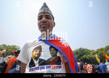 Pro-Monarchisten treffen mit Polizei in Nepal Ein nepalesischer Pro-Monarchist, der ein T-Shirt mit Bildern des ehemaligen Königs Gyanendra Shah und Königin Komal Shah trägt, posiert für ein Foto während einer Demonstration der Rastriya Prajatantra Party RPP, einer pro-monarchistischen Partei in Kathmandu am 9. April 2024. Tausende pro-Monarchen-Demonstranten stürmten auf die Straße von Kathmandu und forderten die Wiederherstellung der Monarchie und des Hindureichs. Die Gruppe stieß auch mit der Polizei zusammen, als sie versuchte, der Verbotsanordnung der lokalen Behörden durch die Verletzung des verbotenen Gebiets zu widerstehen. Copyright: XSubashxShresthax Stockfoto