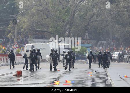 Monarchisten stoßen auf Polizei in Nepal Nepal Polizeipersonal in Aufruhrausrüstung zerstreut die Demonstranten nach einer Sicherheitsverletzung vom Aufprallort, die es den Demonstranten erlaubte, am 9. April 2024 in das Sperrgebiet in der Nähe von Singha Durbar, der Verwaltungshauptstadt der Himalaya-Nation, zu gelangen. Tausende pro-monarchistische Kader und Kader der RPP der Rastriya Prajatantra-Partei schlugen die Straße von Kathmandu ein und stießen mit Sicherheitspersonal zusammen, während sie versuchten, in das Sperrgebiet einzubrechen. RPP, eine rechte pro-Monarchen-Partei, führt und ruft zu Protest auf und fordert die Wiederherstellung der Monarchie und des Hinduk Stockfoto