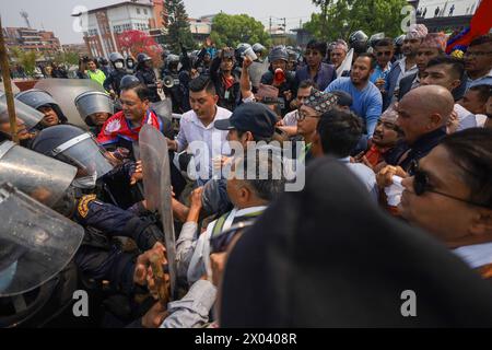 Monarchisten stoßen mit Polizei in Nepal auf nepalesische Proteste der Monarchie schuften mit der Polizei zusammen, nachdem sie während eines protestmarsches in der Hauptstadt am 9. April 2024 daran gehindert wurden, weiter in die Sperrzone in Kathmandu zu marschieren. Tausende pro-monarchistische Kader und Kader der RPP der Rastriya Prajatantra-Partei schlugen die Straße von Kathmandu ein und stießen mit Sicherheitspersonal zusammen, während sie versuchten, in das Sperrgebiet einzubrechen. Die RPP, eine rechte Pro-Monarchen-Partei, hat zu Protest aufgerufen und fordert die Wiederherstellung der Monarchie und des Hindu-Königreichs. Copyright: XSubashxShresthax Stockfoto