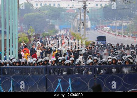 Monarchisten stoßen auf Polizei in Nepal Nepal Polizeipersonal in Aufruhrausrüstung steht hinter Barrikaden, die vor Singha Durbar, der Verwaltungshauptstadt Nepals, errichtet wurden, nach einem erneuten Konflikt mit monarchistischen Demonstranten am 9. April 2024. Tausende pro-monarchistische Kader und Kader der RPP der Rastriya Prajatantra-Partei schlugen die Straße von Kathmandu ein und stießen mit Sicherheitspersonal zusammen, während sie versuchten, in das Sperrgebiet einzubrechen. Die RPP, eine rechte Pro-Monarchen-Partei, hat zu Protest aufgerufen und fordert die Wiederherstellung der Monarchie und des Hindu-Königreichs. Copyright: XSubashxShresthax Stockfoto