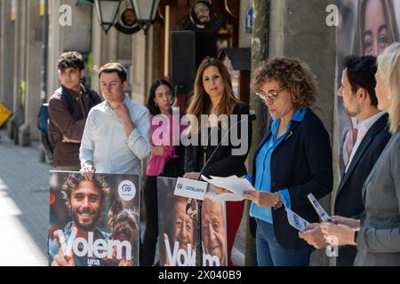 Die katalanische PP präsentiert ihr Wahlkampfposter und ihren Slogan mit der Botschaft "Wir wollen Katalonien an der Spitze" und betont, dass sie die einzige nicht-unabhängige Option sind, die für die katalanischen Parlamentswahlen am 12. Mai möglich ist." "El Partido Popular de Cataluña präsena su cartel y lema de Campaña con el mensaje 'Queremos una Cataluña de primera', subrayando que son la única opción no Independentista posible para las elecciones al Parlamento Catalán del 12 de mayo. Auf dem Bild: dolors montserrat, MANU REYES News POLITICS -Barcelona, Spanien Dienstag, 9. april 2024 (Foto: Eric Renom/LaPresse) Stockfoto