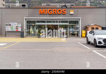 Agno, Tessin, Schweiz - 9. April 2024: Blick auf den Migros-Supermarkt in Agno, die größte Supermarktkette in der Schweiz Stockfoto