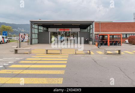 Agno, Tessin, Schweiz - 9. April 2024: Blick auf den Migros-Supermarkt in Agno, die größte Supermarktkette in der Schweiz Stockfoto