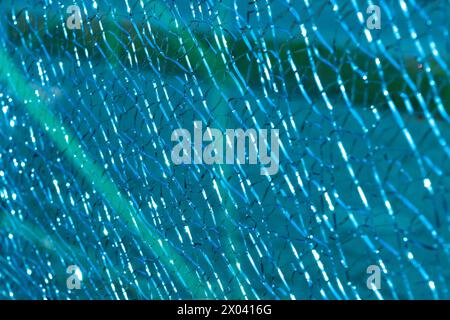 Risse auf blauem Glas, Nahaufnahme. Hintergründe und Texturen. Glasbruch, Zerstörung. Stockfoto
