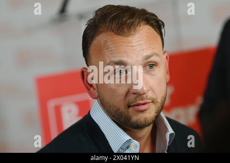 Bratislava, Slowakei. April 2024. Der slowakische Innenminister Matus Sutaj-Estok spricht mit den Journalisten im Wahlkampfquartier von Peter Pellegrini in Bratislava. Peter Pellegrini gewann die Präsidentschaftswahlen und übertraf damit den ehemaligen slowakischen Außenminister Ivan Korcok. (Foto: Tomas Tkacik/SOPA Images/SIPA USA) Credit: SIPA USA/Alamy Live News Stockfoto