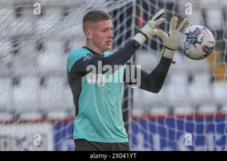 Stevenage, Großbritannien. April 2024. Rogan Ravenhill von Barnsley im Vorspiel während des Sky Bet League 1 Matches Stevenage gegen Barnsley im Lamex Stadium, Stevenage, Vereinigtes Königreich, 9. April 2024 (Foto: Alfie Cosgrove/News Images) in Stevenage, Vereinigtes Königreich am 9. April 2024. (Foto: Alfie Cosgrove/News Images/SIPA USA) Credit: SIPA USA/Alamy Live News Stockfoto