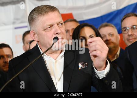 Bratislava, Slowakei. April 2024. Der slowakische Premierminister Robert Fico spricht mit den Journalisten im Wahlkampfquartier von Peter Pellegrini in Bratislava. Peter Pellegrini gewann die Präsidentschaftswahlen und übertraf damit den ehemaligen slowakischen Außenminister Ivan Korcok. (Foto: Tomas Tkacik/SOPA Images/SIPA USA) Credit: SIPA USA/Alamy Live News Stockfoto