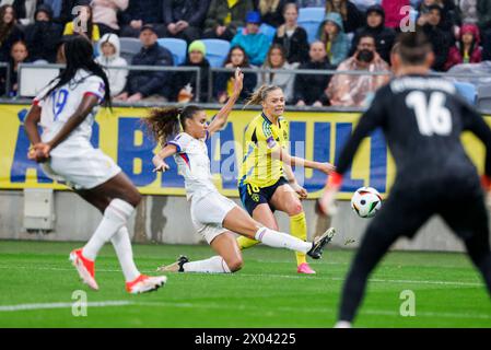 Göteborg, Schweden. April 2024. GÖTEBORG, SCHWEDEN 20240409Frankreichs #2 Maëlle Lakrar und Schwedens #18 Fridolina Rolfö während des UEFA Women's European Qualifier League A Gruppe A3 zwischen Schweden und Frankreich bei Gamla Ullevi in Göteborg, Schweden, 9. April 2024. Foto: Adam Ihse/TT/Kod 9200 Credit: TT News Agency/Alamy Live News Stockfoto