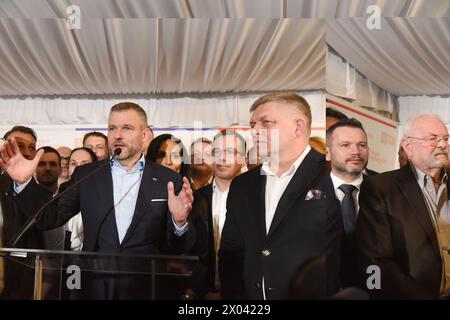 Bratislava, Slowakei. April 2024. Peter Pellegrini (C), neu gewählter slowakischer Präsident, spricht in seinem Wahlkampfsitz in Bratislava mit Journalisten. Rechts der slowakische Premierminister Robert Fico und links der ehemalige slowakische Präsident Ivan Gasparovic. Peter Pellegrini gewann die Präsidentschaftswahlen und übertraf damit den ehemaligen slowakischen Außenminister Ivan Korcok. (Credit Image: © Tomas Tkacik/SOPA images via ZUMA Press Wire) NUR REDAKTIONELLE VERWENDUNG! Nicht für kommerzielle ZWECKE! Stockfoto