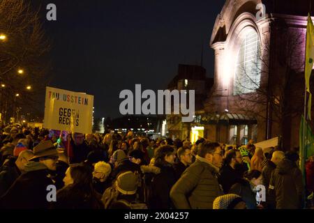 Wiesbaden, 24. Januar 2024. Tausende von Menschen nehmen an der Demonstration unter dem Motto „Verteidigung der Demokratie“ Teil. Stockfoto
