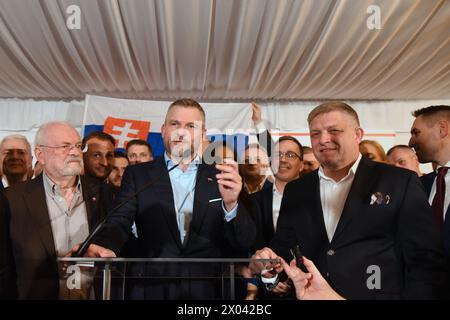 Bratislava, Slowakei. April 2024. Peter Pellegrini (C), neu gewählter slowakischer Präsident, spricht in seinem Wahlkampfsitz in Bratislava mit Journalisten. Rechts der slowakische Premierminister Robert Fico und links der ehemalige slowakische Präsident Ivan Gasparovic. Peter Pellegrini gewann die Präsidentschaftswahlen und übertraf damit den ehemaligen slowakischen Außenminister Ivan Korcok. (Credit Image: © Tomas Tkacik/SOPA images via ZUMA Press Wire) NUR REDAKTIONELLE VERWENDUNG! Nicht für kommerzielle ZWECKE! Stockfoto