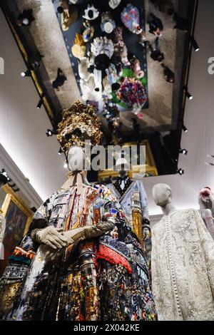 Mailand, Italien. April 2024. Während der Vorschau der Ausstellung Dal Cuore alle Mani Dolce&Gabbana im Palazzo reale in Mailand, Italien, wird am 5. April 2024 ein Kleid gezeigt. (Foto: Alessandro Bremec/NurPhoto) Credit: NurPhoto SRL/Alamy Live News Stockfoto