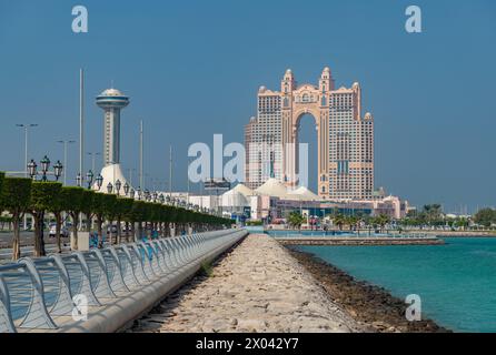 Ein Bild vom Rixos Marina Abu Dhabi Hotel an der Abu Dhabi Breakwater. Stockfoto