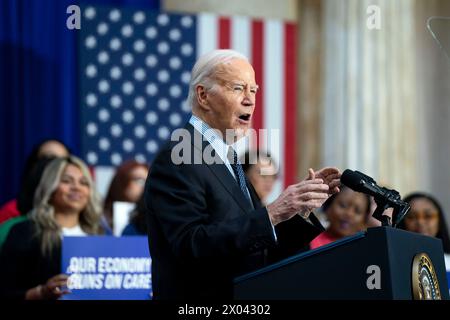 Washington, Vereinigte Staaten . April 2024. Präsident Joe Biden hält während einer Veranstaltung in der Union Station in Washington, DC am Dienstag, den 9. April 2024, Bemerkungen zur Pflegewirtschaft. Foto: Bonnie Cash/Pool/SIPA USA Credit: SIPA USA/Alamy Live News Stockfoto