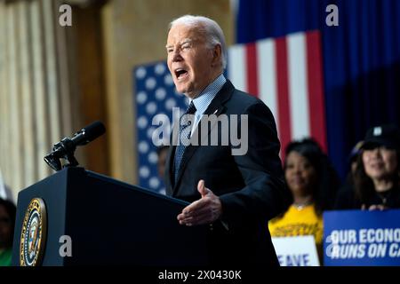 Washington, Vereinigte Staaten . April 2024. Präsident Joe Biden hält während einer Veranstaltung in der Union Station in Washington, DC am Dienstag, den 9. April 2024, Bemerkungen zur Pflegewirtschaft. Foto: Bonnie Cash/Pool/SIPA USA Credit: SIPA USA/Alamy Live News Stockfoto