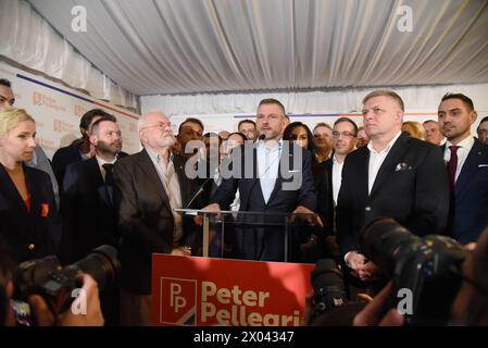 Bratislava, Slowakei. April 2024. Peter Pellegrini (C), neu gewählter slowakischer Präsident, spricht in seinem Wahlkampfsitz in Bratislava mit Journalisten. Rechts der slowakische Premierminister Robert Fico und links der ehemalige slowakische Präsident Ivan Gasparovic. Peter Pellegrini gewann die Präsidentschaftswahlen und übertraf damit den ehemaligen slowakischen Außenminister Ivan Korcok. (Credit Image: © Tomas Tkacik/SOPA images via ZUMA Press Wire) NUR REDAKTIONELLE VERWENDUNG! Nicht für kommerzielle ZWECKE! Stockfoto