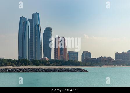 Ein Bild der Etihad Towers und des Emirates Palace Mandarin Oriental Hotel. Stockfoto