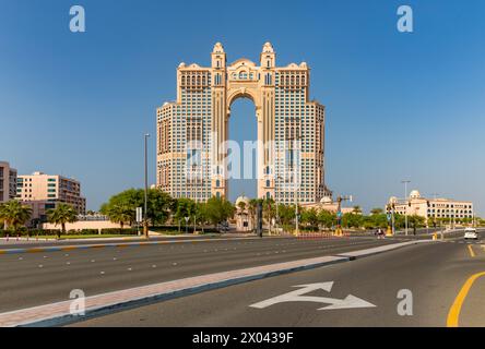 Ein Bild vom Rixos Marina Abu Dhabi Hotel an der Abu Dhabi Breakwater. Stockfoto