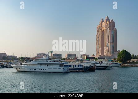 Ein Bild vom Rixos Marina Abu Dhabi Hotel und den Yachten an der Abu Dhabi Marina an der Abu Dhabi Breakwater. Stockfoto