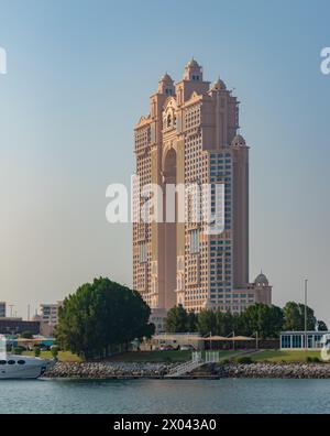 Ein Bild vom Rixos Marina Abu Dhabi Hotel an der Abu Dhabi Breakwater. Stockfoto