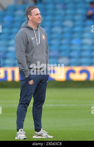 Sunderlands Manager Mike Dodds während des Sky Bet Championship-Spiels zwischen Leeds United und Sunderland in der Elland Road, Leeds am Dienstag, den 9. April 2024. (Foto: Scott Llewellyn | MI News) Credit: MI News & Sport /Alamy Live News Stockfoto