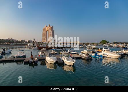 Ein Bild des Rixos Marina Abu Dhabi Hotel und der Abu Dhabi Marina an der Abu Dhabi Breakwater. Stockfoto