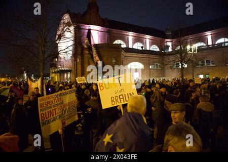 Wiesbaden, 24. Januar 2024. Tausende von Menschen nehmen an der Demonstration unter dem Motto „Verteidigung der Demokratie“ Teil. Stockfoto