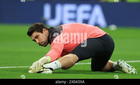 Madrid, Spanien. April 2024. Stefan Ortega aus Manchester City wärmt sich beim UEFA Champions League-Spiel im Santiago Bernabau, Madrid auf. Der Bildnachweis sollte lauten: Paul Terry/Sportimage Credit: Sportimage Ltd/Alamy Live News Stockfoto