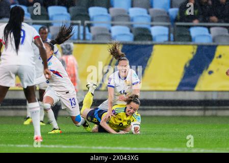 Göteborg, Schweden. April 2024. GÖTEBORG, SCHWEDEN 20240409Schwedens #9 Kosovare Asllani und Frankreichs #14 Sandie Toletti während des UEFA Women's European Qualifier Match League A Gruppe A3 zwischen Schweden und Frankreich bei Gamla Ullevi in Göteborg, Schweden am 9. April 2024. Foto: Adam Ihse/TT/Kod 9200 Credit: TT News Agency/Alamy Live News Stockfoto