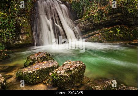 Janet's Foss Wasserfall am Gordale Beck in der Nähe von Malham, Yorkshire, England. Stockfoto